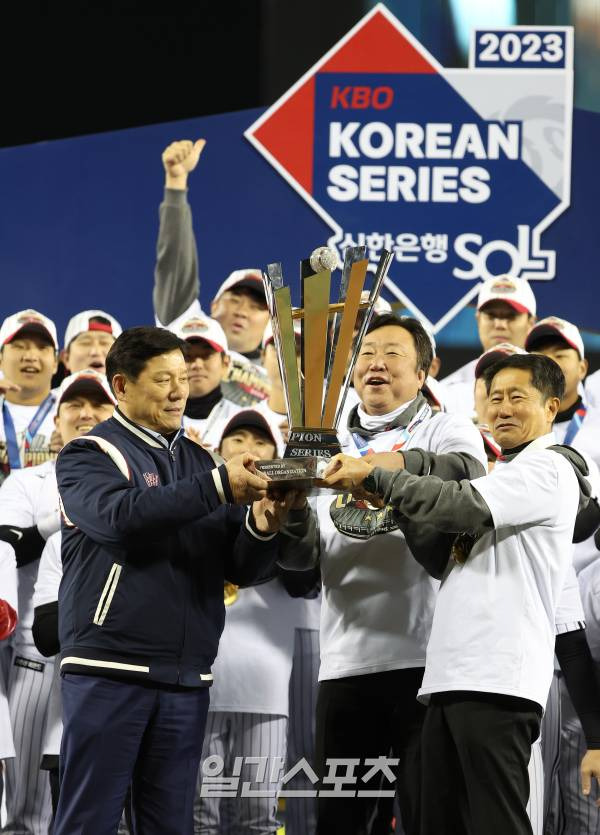 13일 서울 잠실야구장에서 열린 2023 KBO 프로야구 포스트시즌 LG트윈스와 kt위즈의 한국시리즈 5차전 경기에서 LG트윈스가 6대 2로 승리, 시리즈 전적 4대 1로 통합우승을 차지했다. 시상식에서 허구연 KBO총재가 차명석 단장과 김인석 대표이사에게 우승트로피를 전달하고 있다. 잠실=김민규 기자 mgkim1@edaily.co.kr