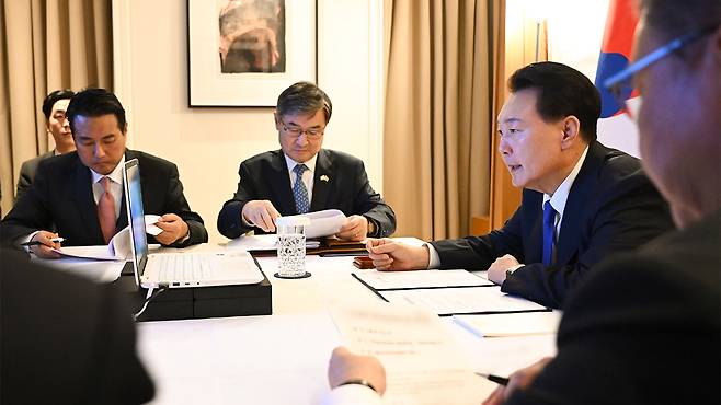 영국을 국빈 방문 중인 윤석열 대통령이 북한 '군사정찰위성' 발사 관련 국가안전보장회의(NSC) 상임위원회를 주재하고 있다 [대통령실 제공]