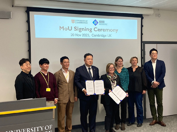 한국생명공학연구원이 20일(현지시간) 영국 케임브리지대 밀너 의과학연구소와 포괄적 협력 MOU를 체결했다. [사진=생명연]