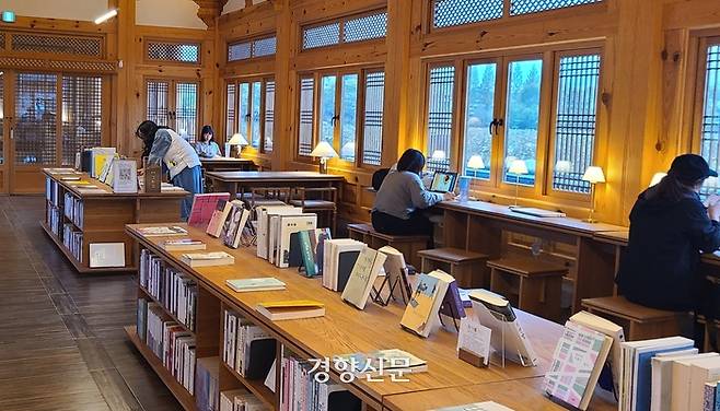 전북 전주 덕진공원 연못 한가운데 지어진 연화정 도서관에서 시민들이 책을 읽고 있다. 김창효 선임기자