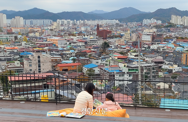 전주 시내를 내려다 볼 수 있는 전북 전주 금암도서관 옥상에서 모녀가 책을 읽고 있다. 김창효 선임기자