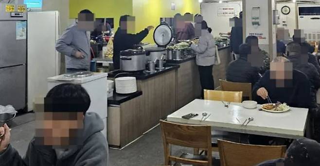 Students and general customers have lunch at a gosi restaurant in a neighborhood occupied mainly by people preparing for state examinations in Daehak-dong, Gwanak-gu, Seoul on November 20. Kim Gyeong-min