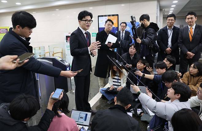 한동훈 법무부 장관이 22일 여의도 국회에서 열린 ‘지방소멸 위기, 실천적 방향과 대안’ 세미나에 참석한 후 취재진의 질문에 답하고 있다. 공동취재단