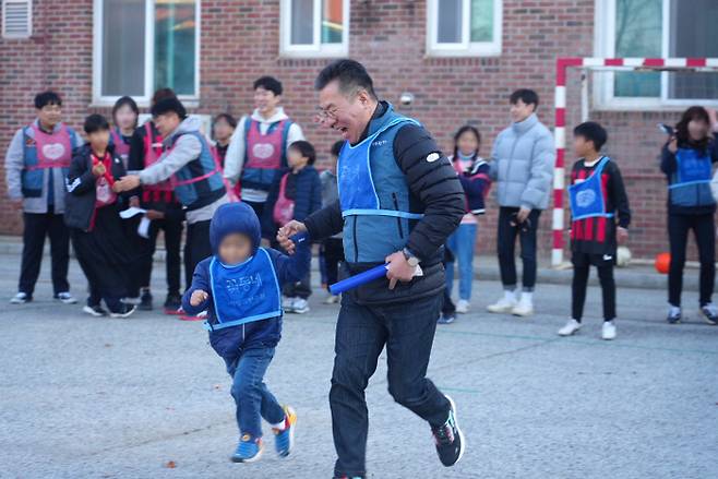 요셉의집을 방문한 한국투자증권 임직원 봉사단이 원아들과 함께 체육대회를 하며 즐거운 시간을 보내고 있다.