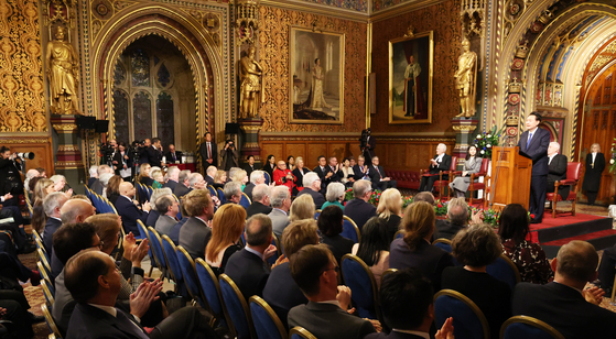 President Yoon Suk Yeol, right, gives an English-language address to both houses of the British Parliament at the Palace of Westminster in London Tuesday during his state visit to Britain. [JOINT PRESS CORPS]