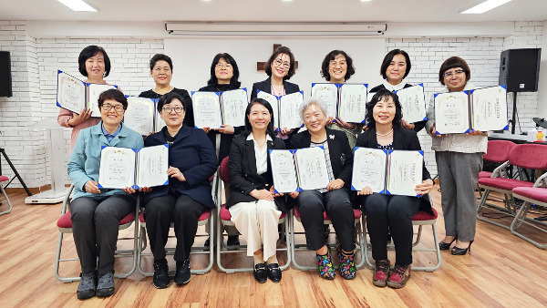 최복이(앞줄 가운데) 본월드미션센터 이사장이 지난달 31일 서울 강서구 센터에서 열린 ‘본 K-FOOD 강사 양성’ 과정 수료식에서 기념촬영을 하고 있다.   본월드미션 제공