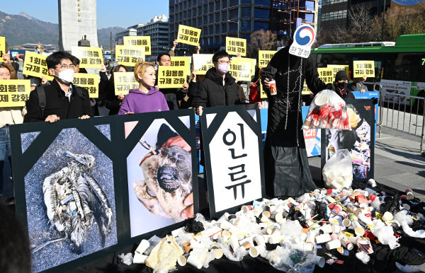 환경운동연합 등 환경단체 회원들이 21일 서울 광화문광장에서 열린 집회에서 환경부의 일회용품 사용 규제 철회를 규탄하며 원안 시행을 촉구하고 있다. 권현구 기자