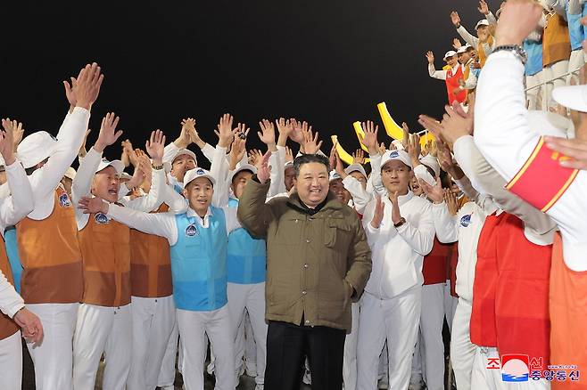 22일 북한이 군사정찰위성 1호기 발사에 성공했다고 밝힌 가운데 김정은 북한 국무위원장(가운데)이 환호하고 있다.  조선중앙통신