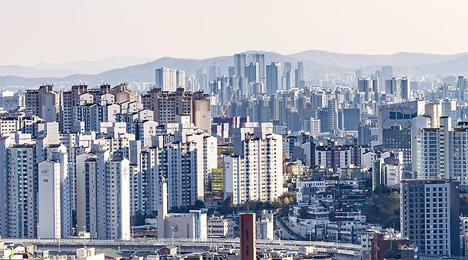 집값 향방을 점칠 수 있는 각종 지표가 악화하자 부동산 시장에서는 ‘집값 정점론’이 다시 고개를 들고 있다. (매경DB)