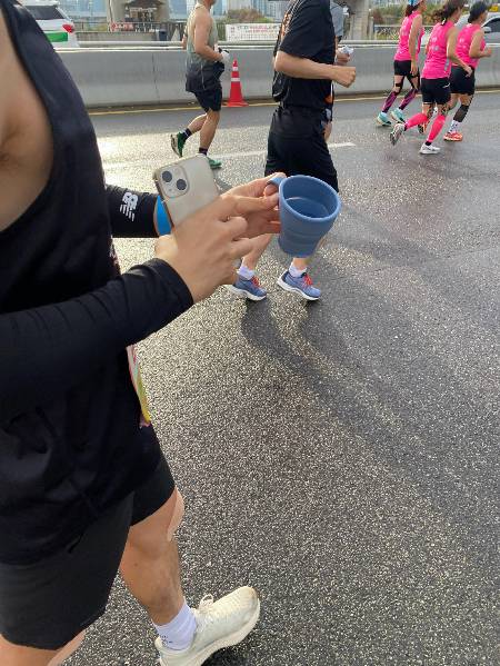 김태일씨가 달리면서 들고 있었던 실리콘 다회용컵. 이게 무게도 덜 나가고 좋은 것 같다./사진=철로 된 텀블러를 들고 헉헉거리는 남형도 기자
