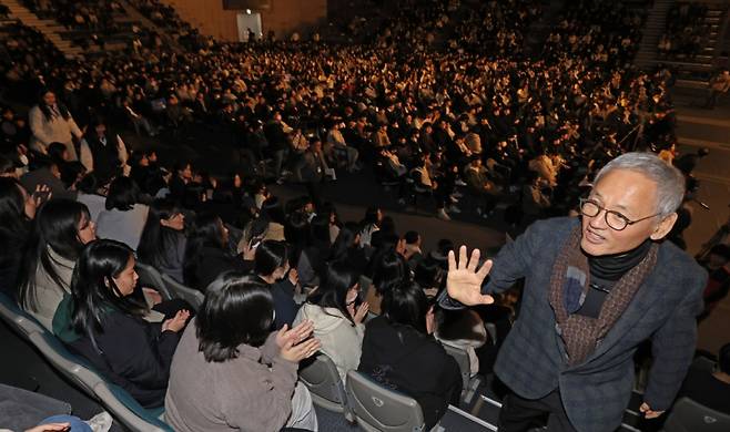 유인촌 문화체육관광부 장관이 22일 경남 진주 진주실내체육관에서 지역 스포츠클럽 관계자과 간담회에 앞서 같은 장소에서 열리고 있는 '진주시 고3 청소년 어울림한마당'을 찾아 수능을 마친 고3 수험생들을 격려하고 있다.