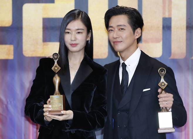 MBC 금토 드라마 '연인'이 올해 그리메상 대상에 선정되며 5관왕을 달성했다. 사진은 22일 서울 마포구 MBC에서 열린 '2023그리메상 시상식'에서 드라마 '연인'으로 최우수연기자상을 받은 배우 안은진과 남궁민(오른쪽). /사진= 뉴스1