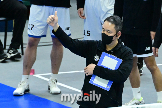 현대캐피탈 최태웅 감독이 선수들에게 엄지척을 보이고 있다 / 한국배구연맹.