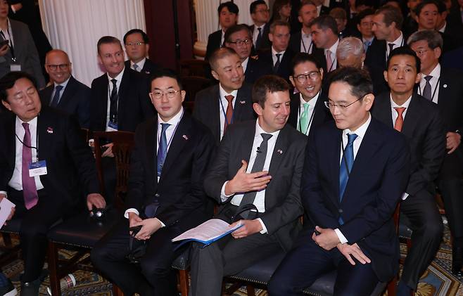 이재용 삼성전자 회장(첫번째 줄 오른쪽), 구광모 LG회장(첫번째 줄 왼쪽 두번째), 김동관 한화그룹 부회장(두번째 줄 오른쪽부터), 조현준 효성 회장, 구자은 LS그룹 회장 등이 22일(현지시간) 런던 맨션하우스에서 영국을 국빈방문한 윤석열 대통령이 참석한 가운데 열린 한·영 비즈니스 포럼에 참석하고 있다. [연합]