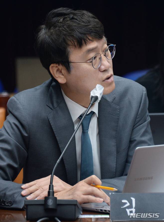 [전주=뉴시스] 김얼 기자 = 국민의힘 김웅 의원이 지난달 24일 전북 전주시 전북도청에서 열린 2023 행정안전위원회 전북도청 국정감사에 참석해 질문하고 있다. 2023.10.24. pmkeul@newsis.com