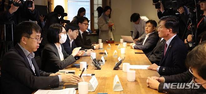 [서울=뉴시스] 김선웅 기자 = 정경실 보건복지부 보건의료정책관과 양동호 광주광역시의사회 대의원회 의장이 22일 서울 소재 식당에서 제18차 의료현안협의체 회의를 하고 있다. 2023.11.22. mangusta@newsis.com