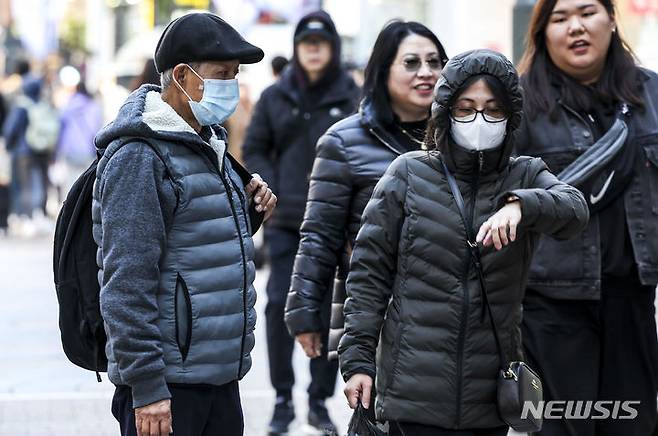 [서울=뉴시스] 정병혁 기자 = 목요일인 오는 23일은 낮 최고기온이 21도까지 오르는 등 포근한 날씨를 보이겠고, 중부지방을 중심으로는 한때 비가 오는 곳이 있겠다. 또 전국 대부분 지역에서 미세먼지 농도가 높으니 외출 시 주의해야겠다. 사진은 지난 10일 서울 중구 명동거리에서 두꺼운 옷을 입은 여행객들이 이동하고 있는 모습. 2023.11.10. jhope@newsis.com