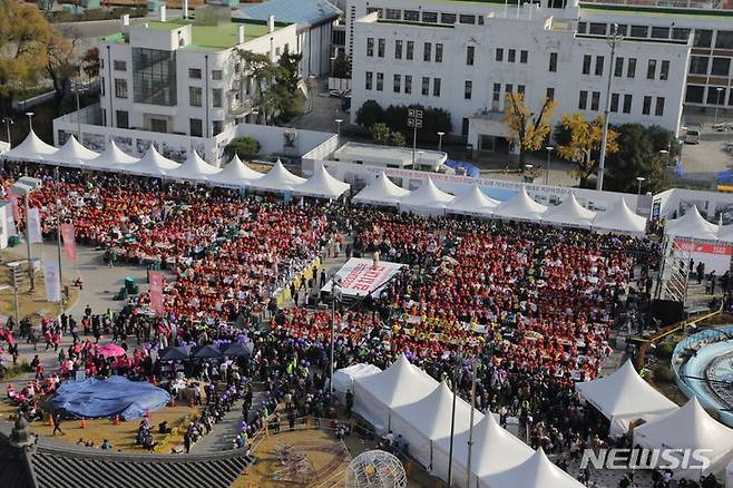 [광주=뉴시스] 김혜인 기자 = 22일 오후 광주 남구 금남로 5·18민주광장에서 '2023 대한민국 김치대전이 열리고 있다. 2023.11.22. (사진=광주문화방송 제공) photo@newsis.com