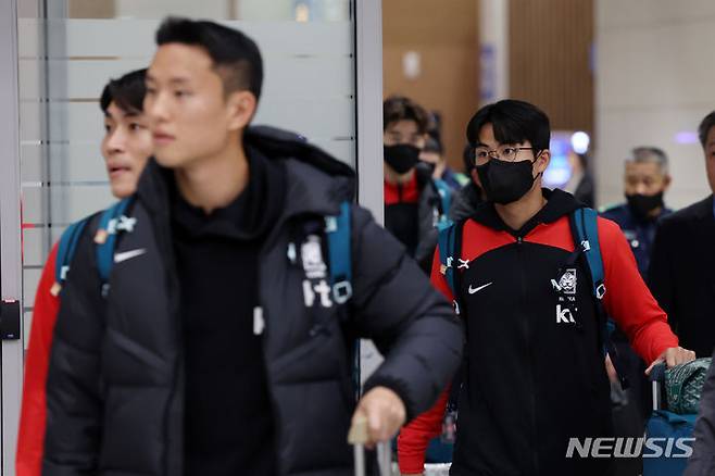 [인천공항=뉴시스] 조성우 기자 = 위르겐 클린스만 감독이 이끄는 한국 축구대표팀이 22일 오후 인천국제공항 제2여객터미널을 통해 귀국하고 있다. 한국 축구대표팀은 전날(21일) 중국 선전 유니버시아드 스포츠센터에서 열린 중국과의 2026 북중미 월드컵 아시아 2차 예선 조별리그 C조 2차전에서 3-0 완승을 거뒀다. 2023.11.22. xconfind@newsis.com