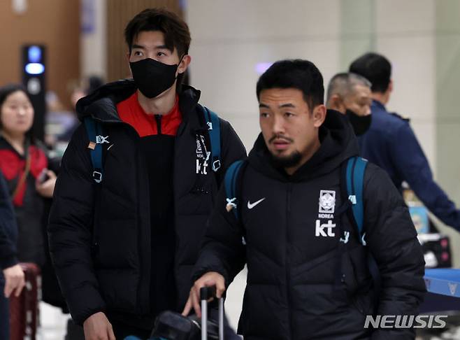 [인천공항=뉴시스] 조성우 기자 = 위르겐 클린스만 감독이 이끄는 한국 축구대표팀 조현우 등 선수들이 22일 오후 인천국제공항 제2여객터미널을 통해 귀국하고 있다. 한국 축구대표팀은 전날(21일) 중국 선전 유니버시아드 스포츠센터에서 열린 중국과의 2026 북중미 월드컵 아시아 2차 예선 조별리그 C조 2차전에서 3-0 완승을 거뒀다. 2023.11.22. xconfind@newsis.com