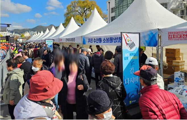 전라남도는 22일 광주 5·18민주광장에서 열린 '2023 대한민국 김치대전'에서 김치 주 재료인 전남산 우수 천일염과 젓갈 판촉 활동을 펼쳤다. 전라남도 제공