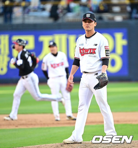 [OSEN=수원, 최규한 기자] 11일 수원 KT위즈파크에서 ‘2023 신한은행 SOL KBO 포스트시즌 한국시리즈’ 4차전 KT 위즈와 LG 트윈스의 경기가 열렸다. 7회초 1사 1, 3루 상황 LG 오지환에게 좌월 스리런포를 내준 KT 투수 주권이 아쉬워하고 있다. 2023.11.11 / dreamer@osen.co.kr