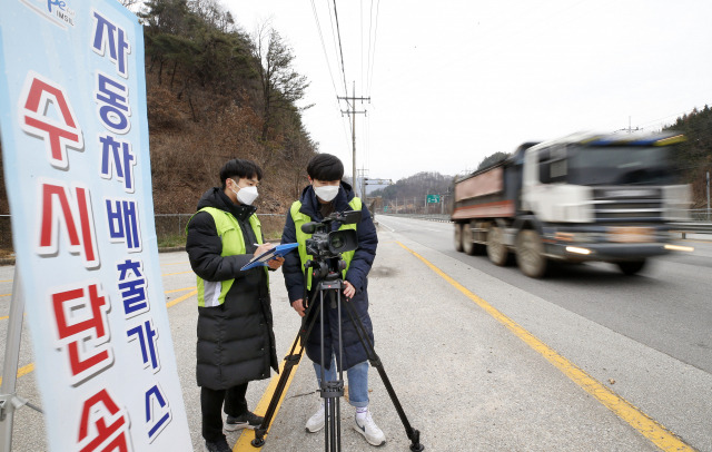 ▲전북 임실군 공무원들이 매연발생 차량에 대한 촬영 단속을 하고 있다. ⓒ임실군