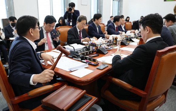 국회 예결위 예산심사소위 - 21일 국회에서 열린 예산결산특별위원회 예산심사소위에서 서삼석 위원장이 의사봉을 두드리고 있다. 2023.11.21. 연합뉴스