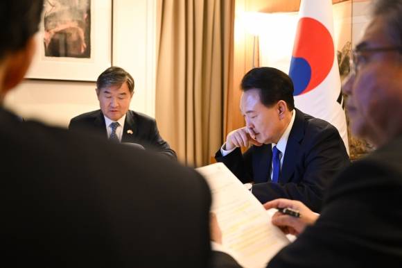 윤석열 대통령, 영국 현지서 NSC 상임위 주재 - 영국을 국빈 방문 중인 윤석열 대통령이 21일(현지시간) 런던의 한 호텔에서 북한의 이른바 ‘군사정찰위성’ 발사 관련 국가안전보장회의(NSC) 상임위원회를 주재하고 있다. 2023.11.22  대통령실 제공
