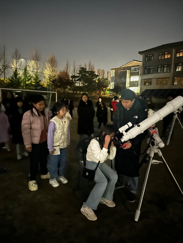 연무초등학교 학생들이 지난 21일 ‘별자리 여행교실’에 참가해 천체 망원경을 통해 토성을 관측하고 있다. /사진=연무초등학교