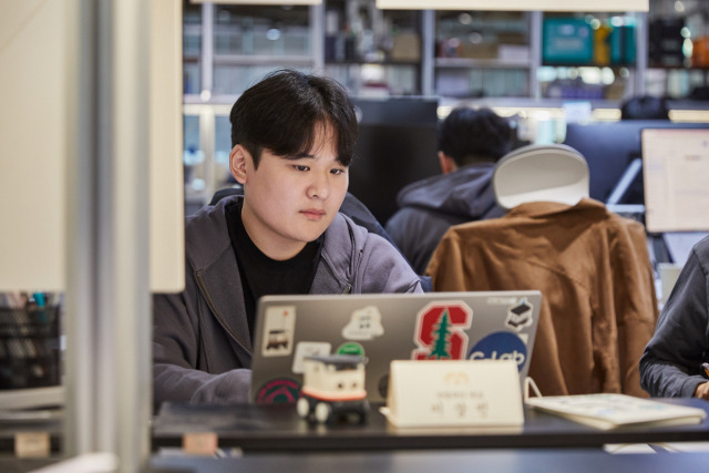 이상민 뉴빌리티 대표가 사무실에서 업무를 보고 있다. 사진 제공=뉴빌리티