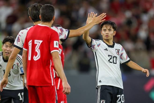 일본 축구 대표팀 구보 다케후사(오른쪽)가 21일 시리아와의 월드컵 지역 2차예선 경기에서 선제골을 넣은 뒤 동료와 기뻐하고 있다. AFP연합뉴스