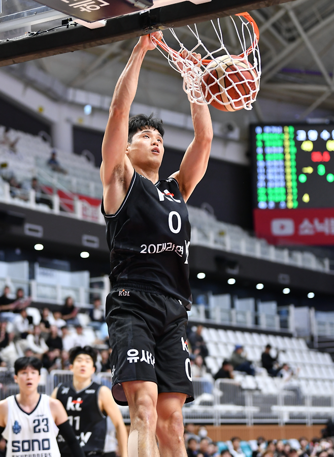 수원 KT의 하윤기가 지난 6일 고양 소노와의 홈 경기에서 덩크슛을 하고 있다. KBL 제공