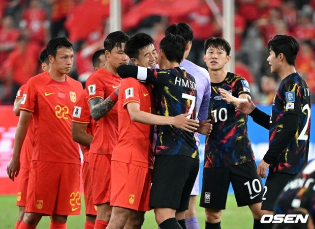 지난 21일 한국-중국 경기를 마치고 중국 선수들과 포옹하며 인사를 나누는 손흥민(가운데 등번호 7번). /사진=OSEN