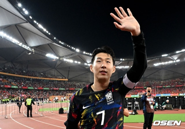 21열 한국-중국 경기를 마치고 중국 선수들과 포옹하며 인사를 나누는 손흥민(가운데 등번호 7번). /사진=OSEN