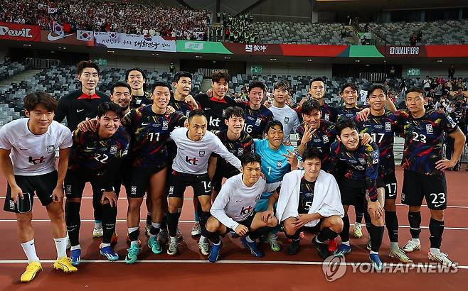 중국전 완승한 축구대표팀 (선전=연합뉴스) 김도훈 기자 = 21일 중국 선전 유니버시아드 스포츠센터에서 열린 2026 북중미 월드컵 아시아 2차 예선 한국과 중국의 경기에서 한국이 3-0 완승했다.
    경기 종료 뒤 대표팀 선수들이 기념 촬영을 하고 있다. 2023.11.21 superdoo82@yna.co.kr