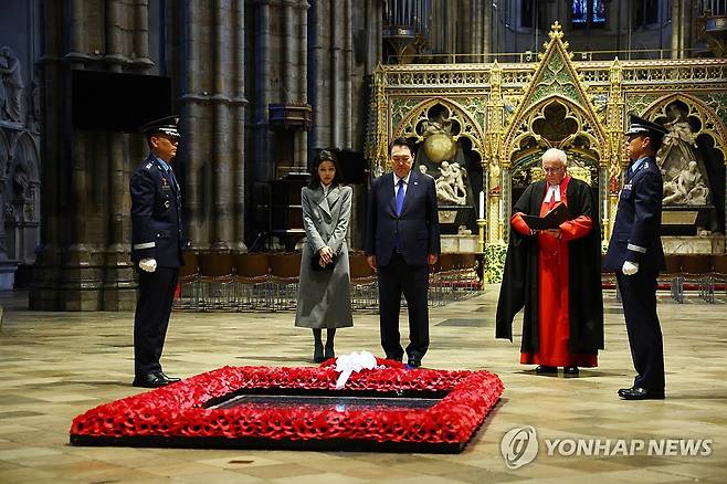 무명 용사의 묘 참배하는 윤석열 대통령 내외 (런던=연합뉴스) 진성철 기자 = 영국을 국빈 방문한 윤석열 대통령과 부인 김건희 여사가 21일(현지시간) 런던 웨스트민스터 사원의 무명 용사의 묘에 헌화한 뒤 묵념하고 있다. 2023.11.22 zjin@yna.co.kr