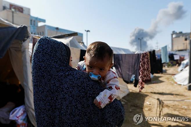 지난 10월 26일(현지시간) 팔레스타인 가자지구 남부 칸 유니스 난민촌에서 이스라엘의 공습으로 인한 연기가 보이고 있다. [로이터=연합뉴스]