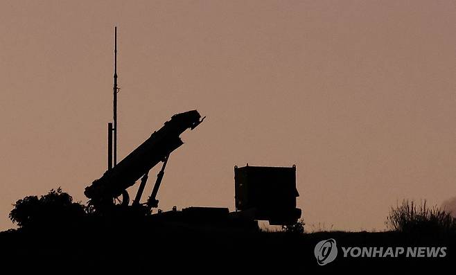 일본 자위대, '북 주장' 군사정찰위성 발사 요격 태세 (오키나와 교도=연합뉴스) 북한이 주장하는 군사정찰위성 3차 발사를 앞두고 21일 오후 일본 오키나와현 미야코지마시 항공 자위대 기지에서 지대공 유도탄 패트리엇(PAC3) 부대가 요격 태세를 갖추기 위해 전개되고 있다. 2023.11.21 photo@yna.co.kr