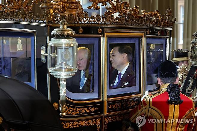 윤 대통령과 찰스 3세 국왕, 마차 타고 버킹엄궁 도착 (런던=연합뉴스) 임헌정 기자 = 영국을 국빈 방문한 윤석열 대통령과 찰스 3세 영국 국왕이 21일(현지시간) 런던 호스가즈 광장에서 열린 공식환영식을 마친 뒤 마차를 타고 버킹엄궁에 도착하고 있다. 2023.11.22 [공동취재] kane@yna.co.kr