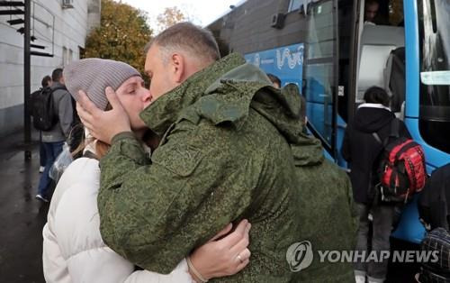 예비군 동원령으로 가족과 작별하는 러시아 남성 [EPA 연합뉴스 자료사진]