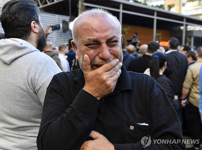 이스라엘군 공격으로 숨진 언론인의 죽음에 오열하는 동료  [EPA=연합뉴스 자료사진. 재판매 및 DB 금지]