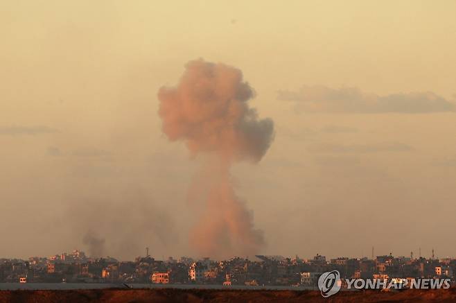 가자지구에서 피어오르는 연기 (베에리 EPA=연합뉴스) 팔레스타인 무장 정파 하마스와 이스라엘 간 교전이 계속되는 가운데 21일(현지시간) 가자지구 교외에서 폭발이 발생한 뒤 연기가 피어오르고 있다. 이날 외신들은 하마스가 이스라엘인 등 인질 50~100명을 석방하는 대신 이스라엘에 수감된 팔레스타인인 최대 300명을 풀어주는 협상의 타결이 임박했다고 보도했다. 2023.11.22 ddy04002@yna.co.kr