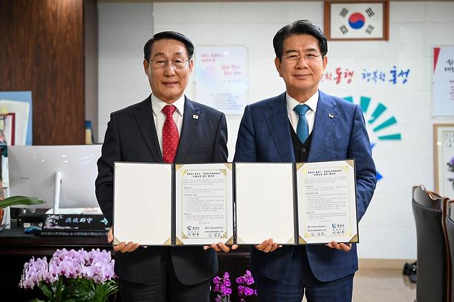 이용록(왼쪽) 홍성군수와 김성조 경북문화관광공사 사장 [홍성군 제공. 재판매 및 DB 금지]