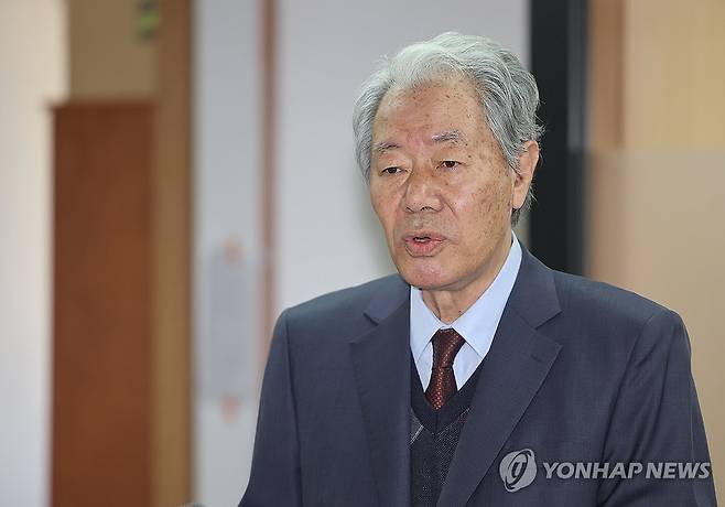 이경재 변호사, 최서원(개명 전 최순실)씨 석방 촉구 (서울=연합뉴스) 박동주 기자 = 22일 오후 서울 서초구 법무법인 동북아 사무실에서 이경재 변호사가 최서원(개명 전 최순실)씨의 석방을 촉구하는 기자간담회를 하고 있다. 2023.11.22 pdj6635@yna.co.kr