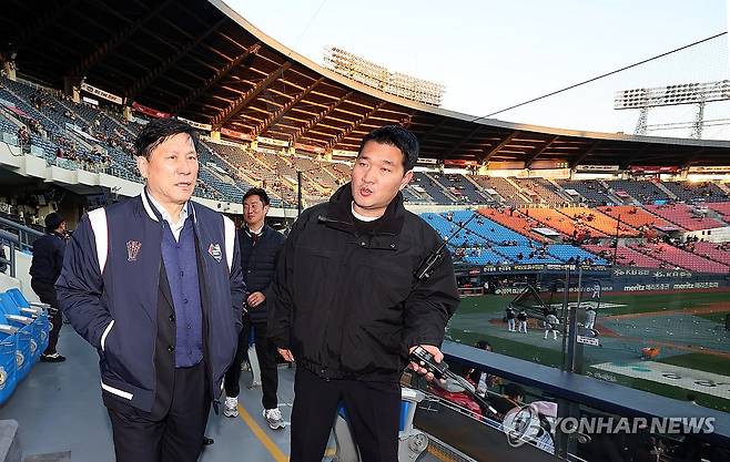 잠실구장 현장 안전 점검하는 허구연 KBO 총재 (서울=연합뉴스) 서대연 기자 = 허구연 KBO 총재가 7일 2023 KBO 한국시리즈 1차전 kt 위즈와 LG 트윈스의 경기가 열리는 서울 잠실야구장을 찾아 경기에 앞서 현장 안전 점검을 하고 있다. 2023.11.7 [공동취재] dwise@yna.co.kr