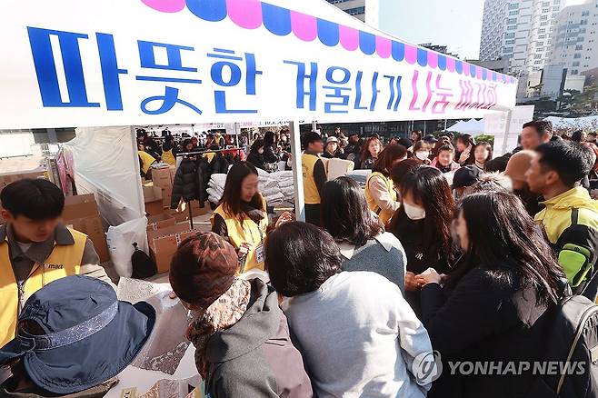 희망온돌 따뜻한 겨울나기 '나눔 바자회' (서울=연합뉴스) 진연수 기자 = 22일 서울 중구청에서 열린 2024 희망온돌 따뜻한 겨울나기 '나눔 바자회'를 찾은 시민들이 부스에 진열된 상품을 살펴보고 있다. 2023.11.22 jin90@yna.co.kr