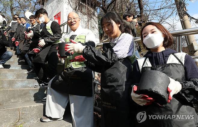 '자비실천, 이웃과 함께 희망을 나누다' (서울=연합뉴스) 배재만 기자 = 조계종 총무원 주최로 22일 오후 서울 성북구 정릉골에서 열린 '자비실천, 에너지 취약계층 연탄지원, 이웃과 함께 희망을 나누다' 행사에서 조계종 총무원장 진우 스님과 종무원들이 에너지 취약계층에 연탄을 배달하고 있다. 2023.11.22 scoop@yna.co.kr