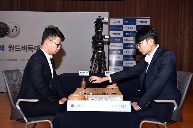 신진서(오른쪽) 9단이 삼성화재배 8강에서 셰얼하오 9단에게 패해 탈락했다. [한국기원 제공. 재판매 및 DB 금지]