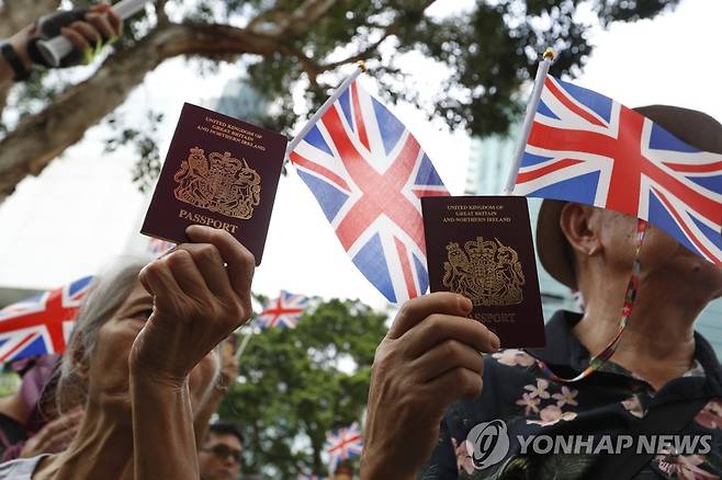 (EPA=연합뉴스) 2019년 9월 1일 홍콩 반정부 시위대가 영국 국기와 영국 여권을 들고 있는 모습. [연합뉴스 자료사진] 2023.11.22.